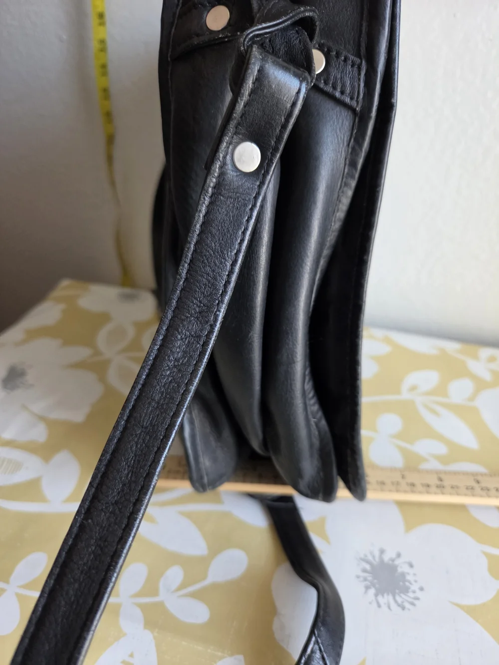 Wilsons Black Leather Messenger Bag 8 Pockets